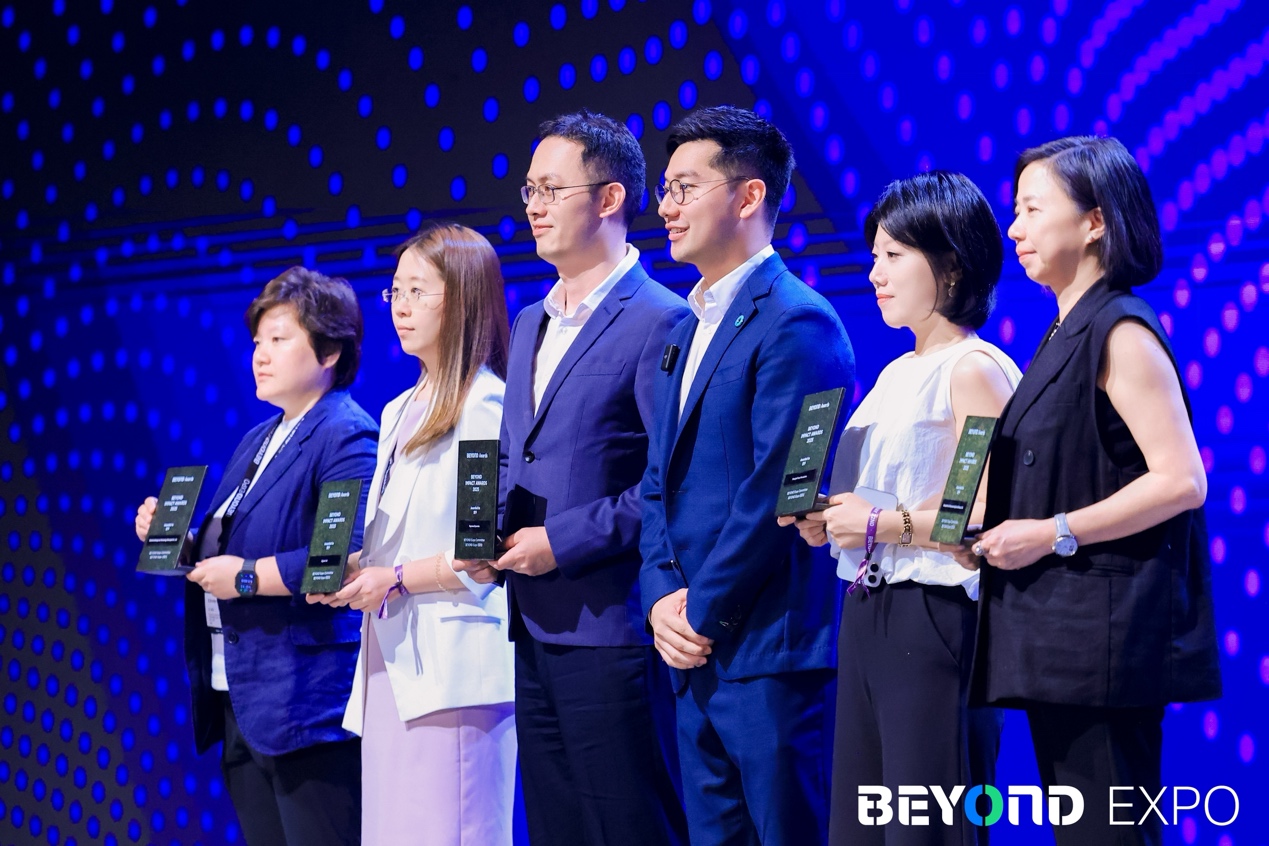 一群人站在麦克风前

AI 生成的内容可能不正确。