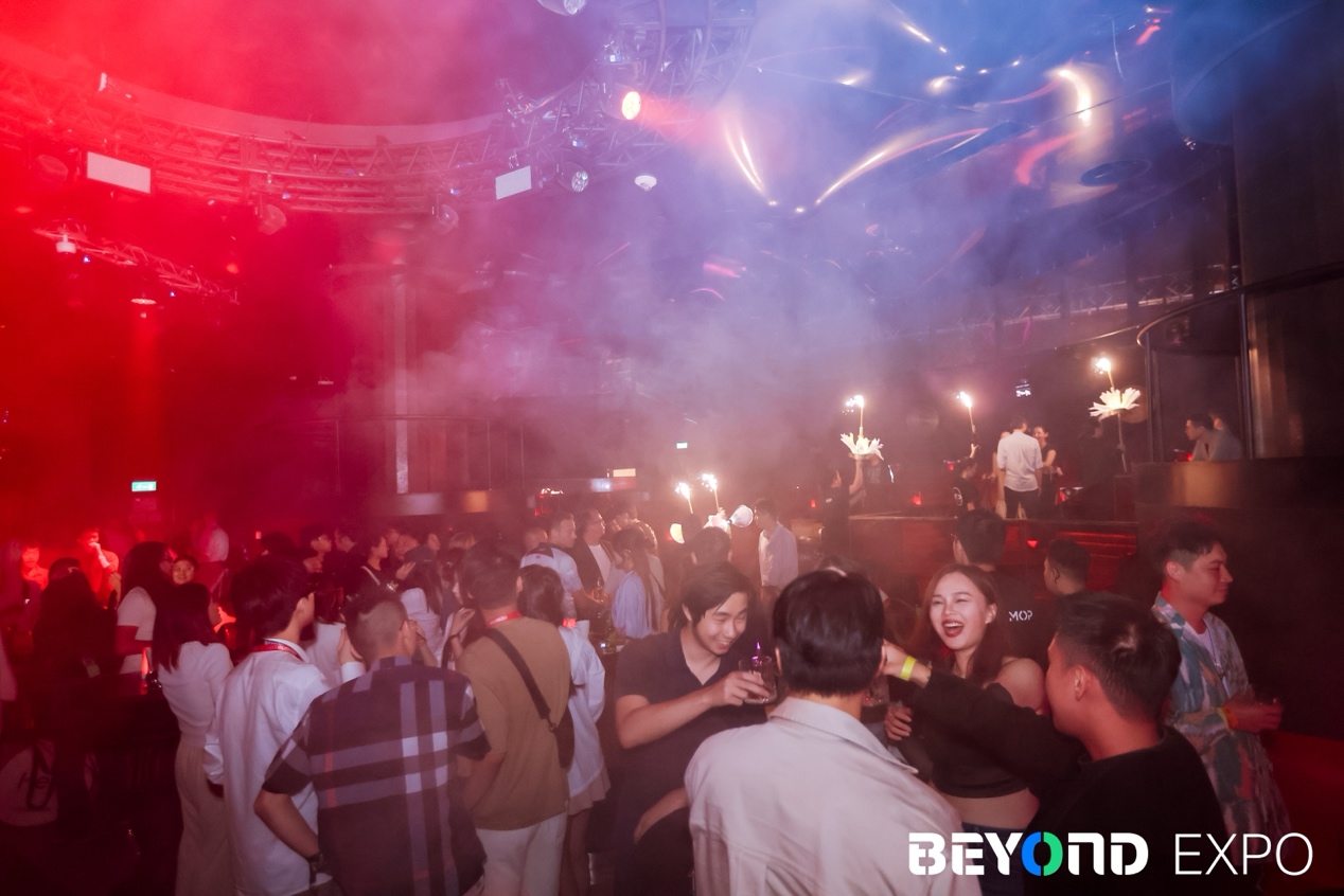 舞台上有一群人

AI 生成的内容可能不正确。