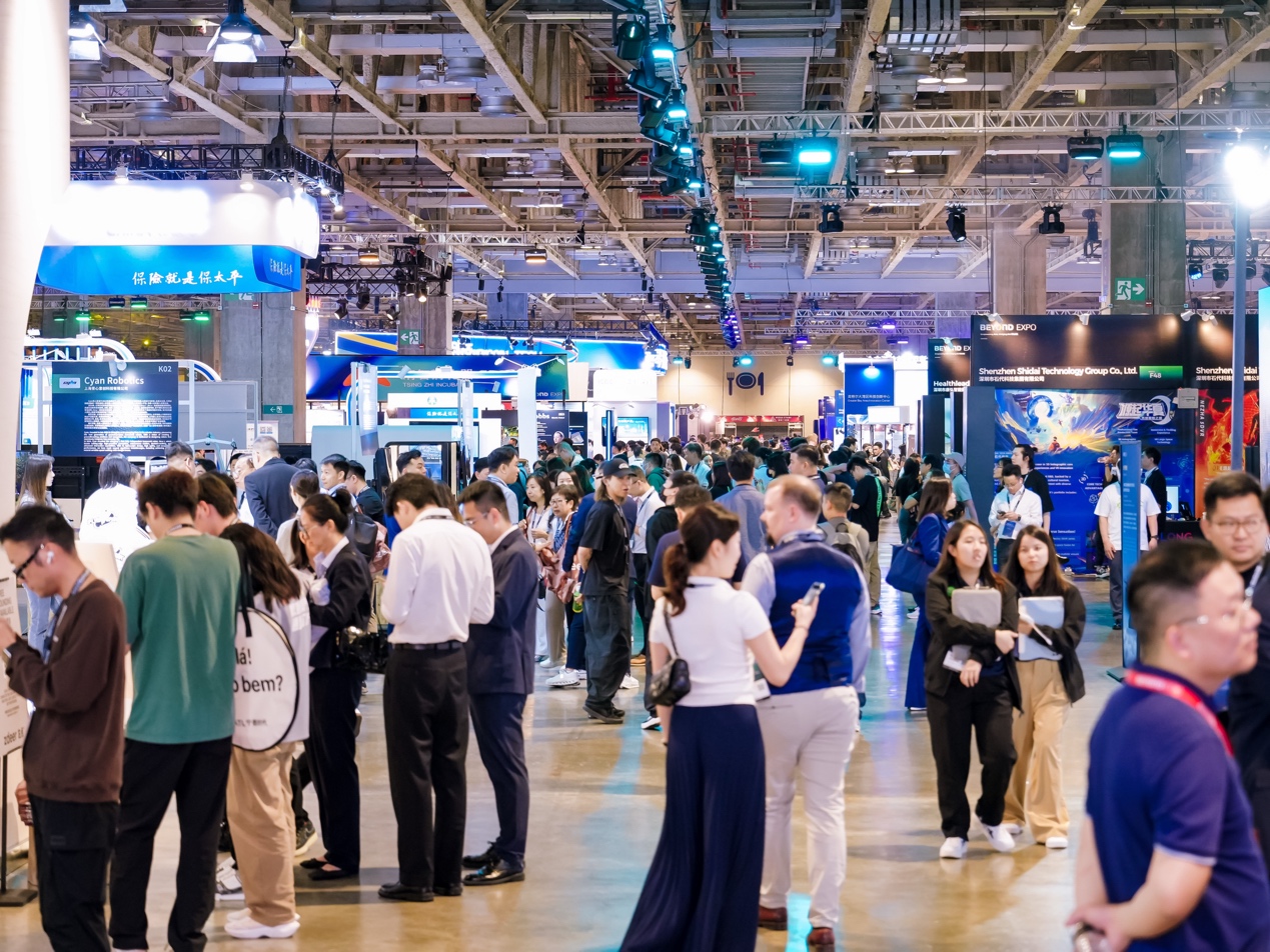 许多人站在火车旁走

AI 生成的内容可能不正确。